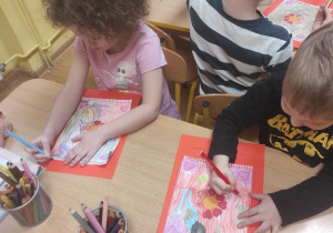 Dzieci kolorują serwetki dla seniorów.