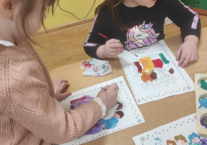 Dzieci malują obrazek z dziadkami.