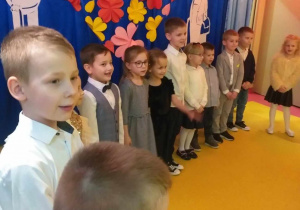 Dzieci podczas uroczystości.