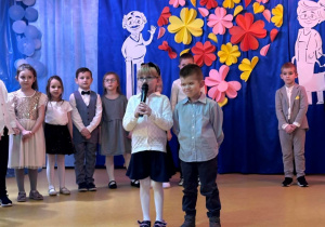 Weronika i Olek prezentują swoje wiersze.
