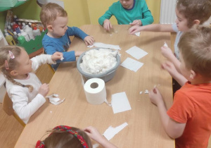 Dzieci przygotowują masę papierową.