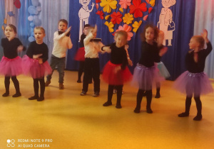 Dzieci prezentują układy z zajęć "Studia Tańca Alibi".
