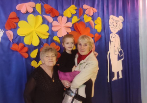 Oliwia z babciami.