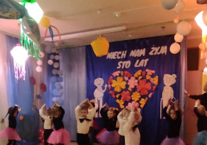 Dzieci tańczą walca do utworu Szostakowicza.