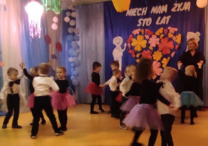 Dzieci tańczą walca do utworu Szostakowicza.