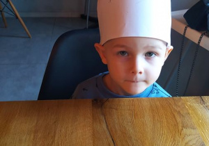 Filipek w przygotowanej przez siebie czapce kucharskiej
