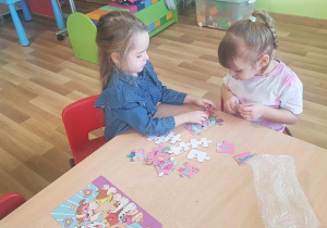 Zosia i Hania podczas Turnieju układania puzzli.