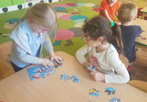 Matylda i Hania podczas Turnieju układania puzzli.
