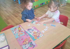 Zosia i Hania podczas Turnieju układania puzzli.