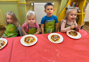 Ola, Franio,Emilka i Alicja wykonali swoje pizze.