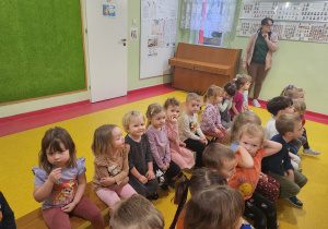 Dzieci grzecznie siedziały i słuchały audycji.