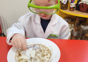 Dawid wykonuje eksperyment z pieprzem i mlekiem.
