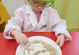 Alicja wykonuje eksperyment z pieprzem i mlekiem.