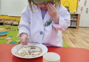 Julka L wykonuje eksperyment z pieprzem i mlekiem.