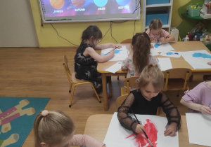 Dzieci malują swoją planetę.