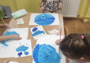 Dzieci malują swoje planety.