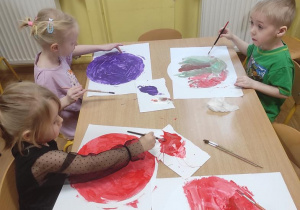 Dzieci malują swoje planety.