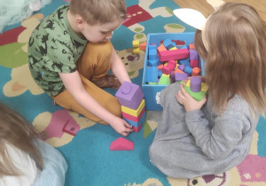 Dzieci budują rakiety z klocków.