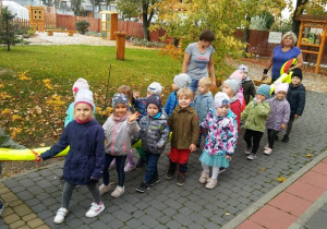 Z uśmiechem od ucha do ucha grupa Elfików podziwia krajobraz jesienny