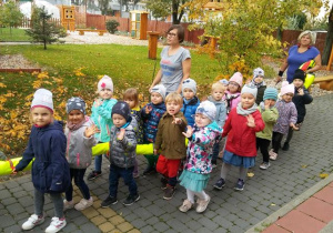 Nasze dzieci podziwiają ścieżkę edukacyjną w naszy ogrodzie