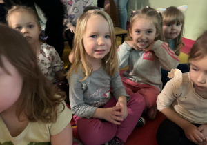 Apolonia, Alicja, Weronika i Ola biorą udział w zabawach językowych.