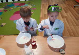 Eksperyment "Malujemy na mleku".