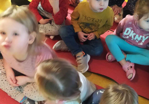 Dzieci podczas zabaw językowych.