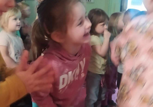 Dzieci podczas zabaw językowych.