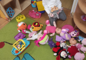 Nela bawi się lalkami.
