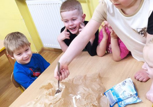 Dzieci przygotowują eksperyment - prehistoryczny wulkan