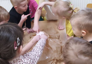 Dzieci przygotowują eksperyment - prehistoryczny wulkan
