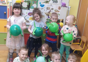 Dzieci pozują z balonami - dinozaurami