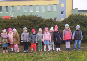 Dzieci podczas spaceru do Ekologicznego Zakątka Calineczki