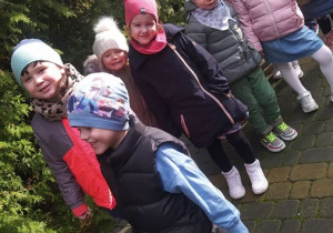 Dzieci podczas spaceru do Ekologicznego Zakątka Calineczki