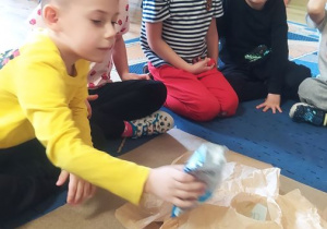 Dzieci podczas eksperymentu "Prehistoryczny wulkan"