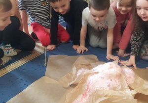 Dzieci podczas eksperymentu "Prehistoryczny wulkan"