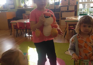 Hania prezentuje swojego dinozaura.