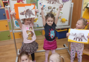 Dziewczynki prezentują swoje prace.