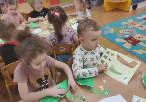 Dzieci wykonują dinozaura z gotowych elementów