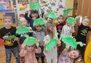Dzieci prezentują dinozaury.