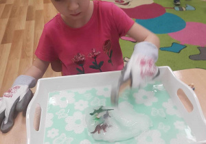 Łucja odkuwa dinozaury z lodu.