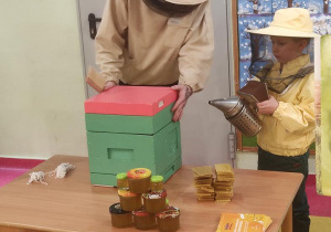 P. Michał z Tadeuszem pokazują jak pszczelarze używają podkurzacz miechowy