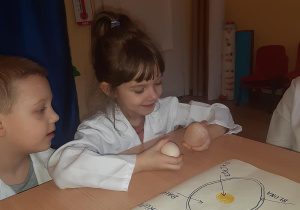 Julia porównuje zwykłe jajko oraz jajko po kontakcie z octem(po 24h).