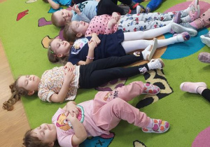 Dzieci podczas ćwiczeń oddechowych