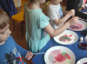 "Zajęcia artystyczne z elementami plastyki sensorycznej" w ramach Kutnowskich Grantów Oświatowych - Kolorowe wiry w mleku