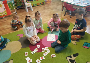 Dzieci uczą się wspólpracy w grupie.