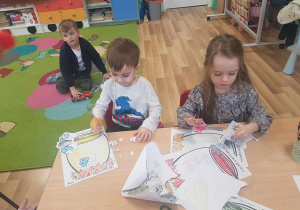 Dzieci kolorują garnek, a następnie wycinają i naklejają symbole pogody.