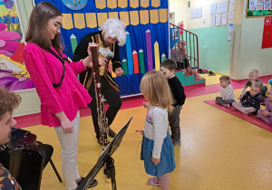 Dzieci z ogromną ciekawością poznają nowe instrumenty.