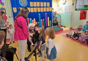 Dzieci z ogromną ciekawością poznają nowe instrumenty.