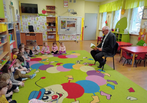 Pan Mariusz Radzimirski czyta dzieciom bajkę pt. " Tosia i Julek uczą się dzielić".